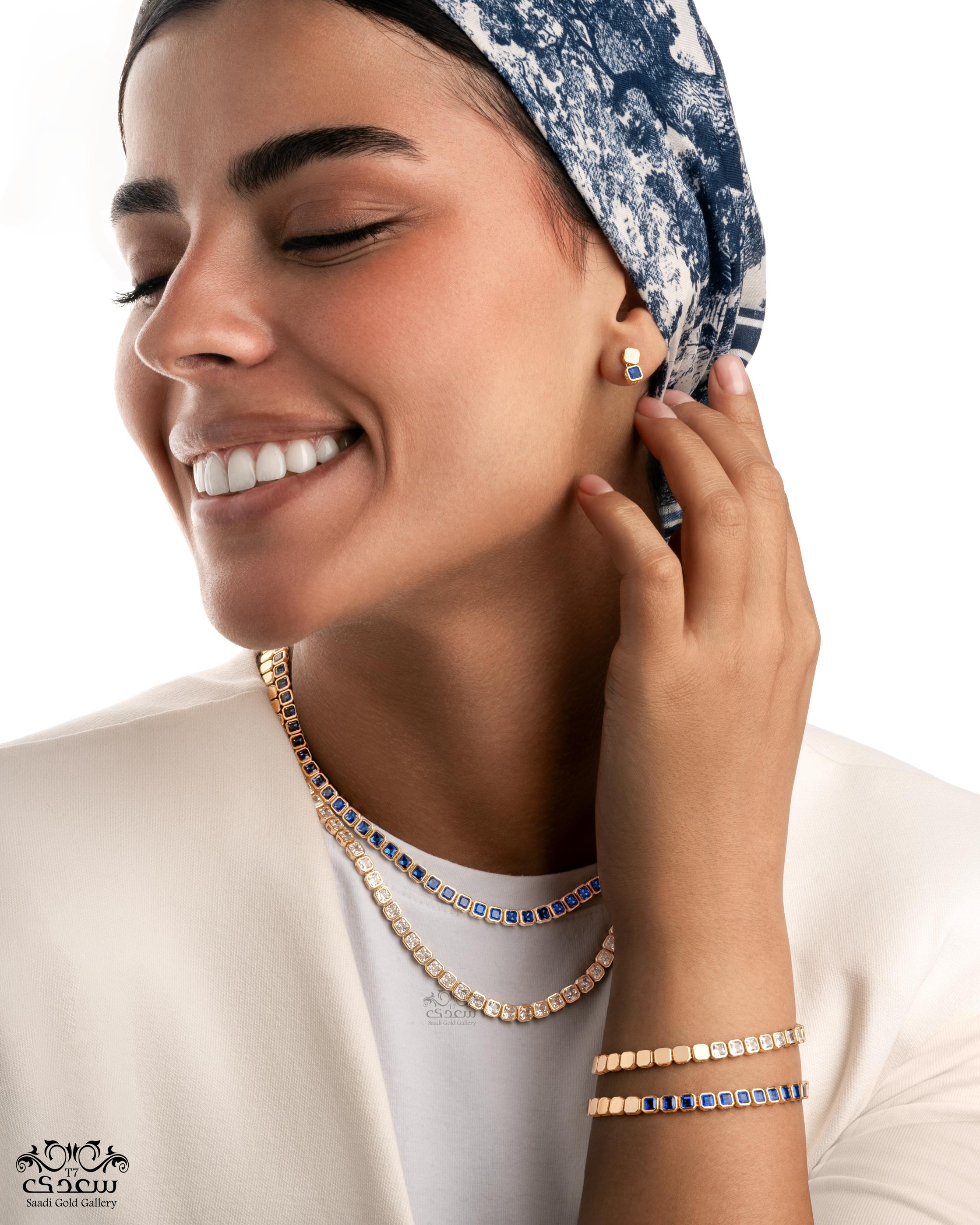 MODELING PHOTO of necklace